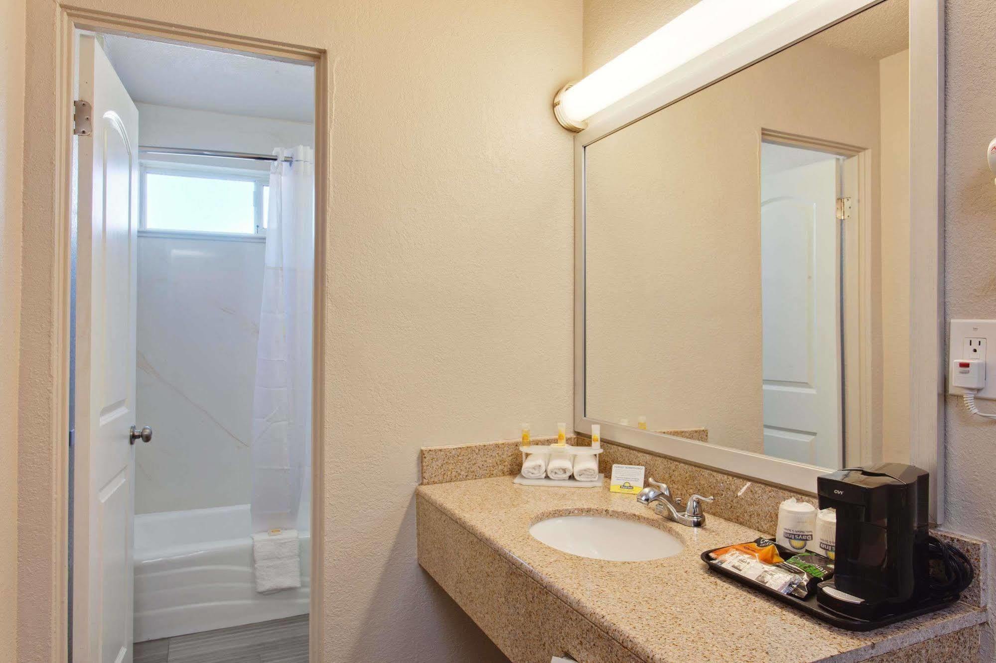 Days Inn By Wyndham Chowchilla Gateway To Yosemite Bagian luar foto